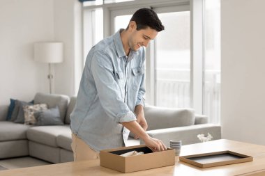 Adam paketleri açar ya da güvenilir taşıma hizmetlerini kullanmak için paketi hazırlar. E-ticaret müşterisi satın alınan malları sever, paket kutusunu açar, eşyaları çıkarır, kaliteden memnun olur, hızlı teslimat yapar.