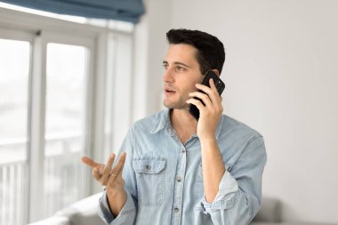 Oturma odasında rahat bir şekilde sohbet eden, profesyonel ya da kişisel tartışmalara öncülük eden, müşteriyle konuşan, hafta sonları evdeki aile içi ilişkilerde kişisel haberleri paylaşan bir adam.