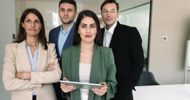 Ofiste birlikte poz veren, kameraya bakan, mutlu, pozitif, gülen Latin kökenli, kendine güvenen beyaz profesyonellerden oluşan bir iş ekibi. Bir grup meslektaş portresi