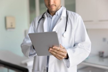 Dijital tablet üzerinde çalışan terapistin kapatılması, hasta sağlığı test sonuçlarının analiz edilmesi, not veya reçete eklenmesi, çevrimiçi istişareler düzenlenmesi, teletıp platformu üzerinden müşterilerle iletişim kurması