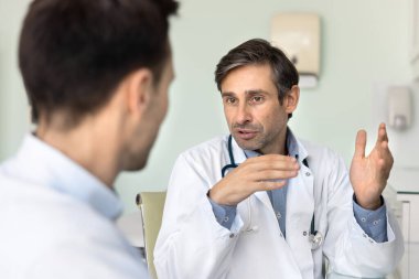 Doktor hastayla konuşmuş, tıbbi teşhisi açıklamış, tedavi seçeneklerini ve yan etkilerini açıklamış, test sonuçlarını tartışmış, kliniğe yaptığı ziyarette sağlık hizmetleri sağlamıştır.