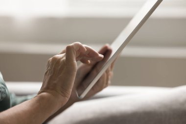 Yaşlandıkça modern teknolojinin kullanılacağı konusunda güven. Kırpılmış görüntüyü kapat yaşlı kadın ellerinde dijital tablet tipi mesaj metni var ekranda Kolayca çevrimiçi ödeme sırası seç ecommerce mağazasından sipariş al