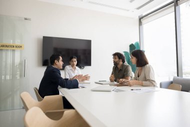 Hissedarların baş sunumu, önemli bilgi ya da strateji paylaşımı, ticari dava oluşturma, işbirlikçi tartışma. Takım çalışması, liderlik, profesyonel iletişim, müzakere