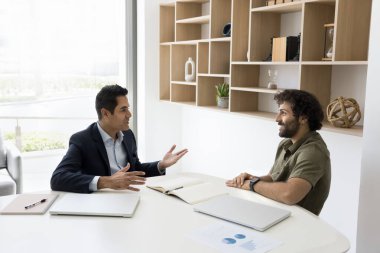 Müşteri ve yönetici pazarlığa veya iş anlaşmasına dahil oldu, sözleşme şartları tartışıldı, anlaşmaya varılmaya çalışıldı, önemli kararlar verildi, çözümler ve hizmetler paylaşıldı. Resmi toplantı