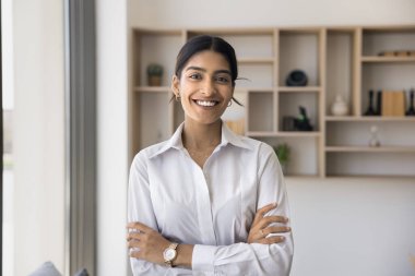 Güzel bir Hintli iş kadınının portresi, ofiste kollarını kavuşturarak poz veren serbest giyinen serbest çalışan, profesyonellik, güvenilirlik, güven. Eğitim, iş, kariyer büyümesi