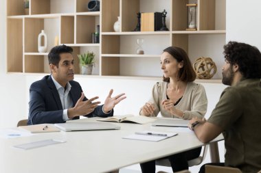 Yönetim kurulu konferans masasında toplandı, müzakereler, takım tartışmaları, stratejiler geliştirme, yeni pazarlama fikirleri, stratejiler, tahminler, gelecekteki işbirliğini planlama