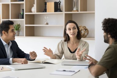 Yetişkin Latin kadınların liderliğindeki üç iş adamı, resmi toplantıya veya konferans odasında beyin fırtınası toplantısına katılıyor. İş iletişimi, karar verme mekanizması