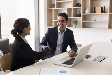 İş adamları masada oturan sözleşmeyi imzaladıktan sonra el sıkışıyor, takım çalışmasından tatmin oluyor, anlaşmaya varıyor ve başarılı bir şekilde müzakereleri tamamlıyorlar. Ortaklığın başlangıcı, şartların kabulü