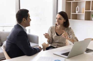 Meslektaşlar işbirlikçi diyalog ya da iş ilişkili konu tartışması yürütüyor, İspanyol kadın vizyon ve çözümleri açıklıyor, takım arkadaşına geri bildirim sağlıyor. Takım çalışması, istemci ve yöneticinin buluşması