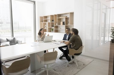 Çok uluslu iş adamlarından oluşan bir grup müzakere, ticari konular, hedefler, zorluklar, yeni ürün veya hizmetler için fikirler üretme, yaratıcı pazarlama stratejisi geliştirme