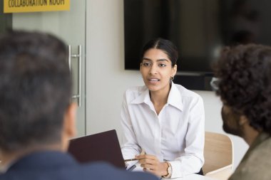 Ofiste iş adamlarıyla toplantı, dikkatle dinleyen 25 'li yaşlardaki Hintli genç kadınlara odaklanmak, iş görüşmesini geçmek, İK yöneticileriyle konuşmak, soruları cevaplamak. İnsan kaynakları, müzakere etkinliği