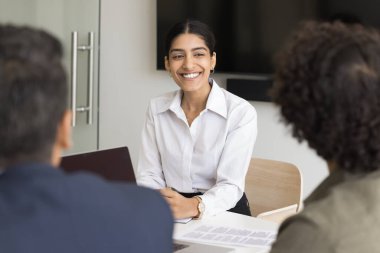 Çekici, kendine güvenen Hintli kadın iş arkadaşlarıyla ya da partnerleriyle iş görüşmesine katılıyor, gülümsüyor, dinliyor, iletişimin tadını çıkarıyor, başarılı bir iş görüşmesinden geçiyor. İnsan kaynakları, kelle avlama süreci