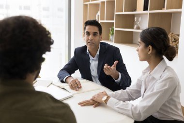 Olgun 40 'lı yaşlardaki Hintli işadamı resmi bir toplantı yapıyor, hissedarlarla toplantı yapıyor, sorunları paylaşıyor, düşünce ve mesleki görüşlerini paylaşıyor, bilgi ve kurumsal strateji sağlıyor