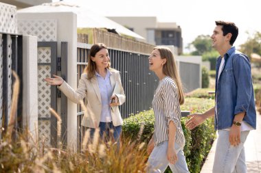 Dost canlısı emlakçı genç, heyecanlı İspanyol evli çifti modern konutların girişinde karşılıyor, satılık ya da kira için yeni bir ev sergiliyorlar. Gayrimenkul danışmanlığı, ev sahipliği, rüya