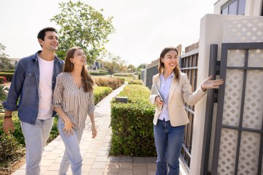 Emlakçı kadın, genç İspanyol evli çifti yüksek teknoloji evine davet ediyor, etrafa bakınıyor ve çağdaş mülkler almaya veya kiralamaya karar veriyorlar. Potansiyel alıcılara modern gayrimenkul sergisi