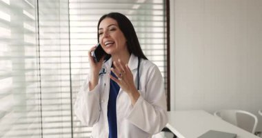 Doktor iş yerinde akıllı telefondan konuşuyor, meslektaşıyla iş ile ilgili konuları tartışıyor, hastaya danışıyor, teşhis açıklaması yapıyor, tedavi planını netleştiriyor, soruları cevaplıyor ya da endişeleri gideriyor.