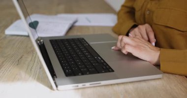 Bilgisayarlı klavyeye yazı yazan, ev ofisindeki dijital iş akışına odaklanan, metin yazan, müşteriye karşılık gelen, modern aygıt ve internet bağlantısı kullanarak uzak görevler yapan kadın ellerini kapat