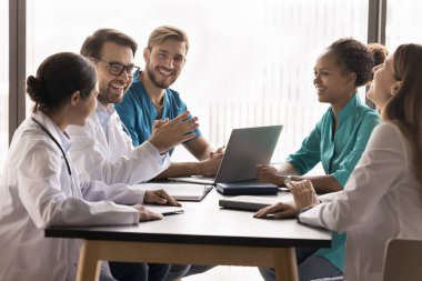 Tıbbi ekip ruhu. Hevesli profesyonel genç doktorlar grup çok ırklı klinik personeli, arkadaş canlısı atmosferde sağlık sorununa çözümler bulmak için beyin fırtınası çözümlerinde işbirliği yapıyor.