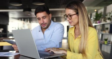 Bilgisayarda birlikte çalışan iki farklı proje çalışanı, kurumsal online iletişim için bilgisayarı kullanıyorlar, görüntülü konferans sohbetlerinde buluşuyorlar, sunum izliyorlar.