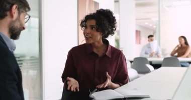 Gülümseyen Hintli kadın takım elbiseli adamla tokalaşıyor, profesyonel danışmanlıktan duyduğu güveni ve memnuniyeti dile getiriyor, iş anlaşmasını bağlıyor, ortaklığı kuruyor ve anlaşmayı başarıyla yapıyor.