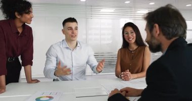 Çok uluslu girişimci grubu konferans masasında toplanıyor, liderler tokalaşıyor ya da başarılı müzakereleri toplantı odasında tamamlıyor. Anlaşma yap, ortaklık kur, anlaşmayı bitir.