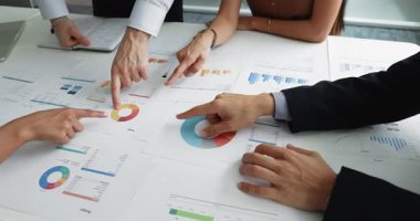 Ekip işbirlikçi veri analizinde yer aldı, çeşitli pasta grafiklerine ve bar grafiklerine işaret eden birden fazla kişiye yakın çekim yaptı, problem çözme, karar verme, stratejik planlama ve pazar araştırmalarıyla meşguldü.