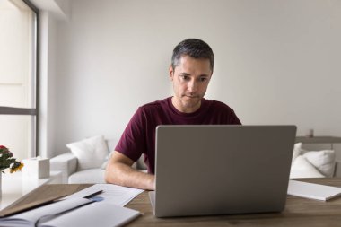 Merkez ofis. Odaklanmış ciddi milenyum adamı uzak öğrenci girişimci e-öğrenim hazırlık raporu geliştirme projesi geliştirme Not defteri pc kağıt belgeleri kullanarak muhasebe evrakları hazırlama