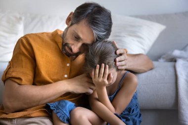 Acı çeken baba kucaklaşması, evde ağlayan ergen kızı üzüyor. Ailesinin boşanmasıyla başa çıkan sevilen insanı kaybetmenin verdiği zor anlarda destek sağlıyor. Boşluğu kopyala