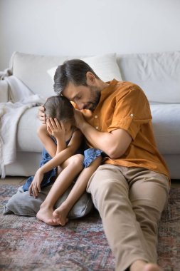 Şefkatli, şefkatli baba üzgün, ıstırap çeken ergen kız destek ünitesine yakın bir yerde otur. Sevgi dolu, sevgi dolu, ağlayan bir çocuk kucağına al. Acını paylaş.