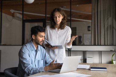 Dizüstü bilgisayar kullanan, işine odaklanmış iki farklı şirket çalışanı, meslektaşı ve müşterisiyle işbirliği yapıyor. İdari danışman ve akıl hocaları stajyer, danışmanlık hizmeti sunar.