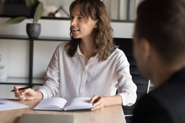 Profesyonel iş kadını ilginç bir finans kurulu toplantısında tartışmayı dinler. Yönetici, gülümseyen bayan avukat analist meslektaşıyla beyin fırtınası yapıyor, proje yapıyor, yan tarafa bakıyor.
