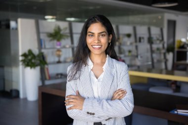 Genç gülümseyen Hintli iş kadınının ofis portresi, lider, şirket üyesi, modern iş yerinde kendine güvenle poz veren kameraya bak, iş başarısı, başarı. Kariyerizm, bağımsızlık