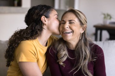 Mutlu Noeller sevgili anneciğim. Sevecen, samimi, genç bir kız sevgili bekar anneyi öpüyor. Doğum gününde ebeveynleri selamlıyor. Kadınlar günü, şefkat desteğini takdir ediyor.