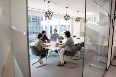 Birleşmeyi veya yeni kârlı anlaşmayı tartışan çok uluslu iş ortaklarından oluşan bir grup, nokta, görüş ve sorun çözümünü modern konferans odasında bir araya getirdi. Pazarlıklar, işbirliği