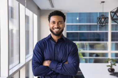 Çağdaş konferans odasında poz veren memnun Afrikalı işadamı, eğitmen veya CEO 'nun ofis portresi, terfi, kariyer büyümesi, iş perspektifleri ve profesyonel fırsatlarla mutlu olun