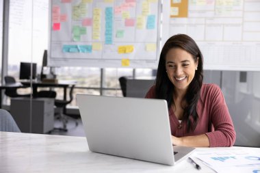 Başarılı ve ilham verici. Gülümseyen, bin yıllık iş kadını proje yöneticisi finans analisti, iş yerindeki iş geliştirme uzmanı Webinar 'ı dizüstü bilgisayara bağladı. Boşluğu kopyala