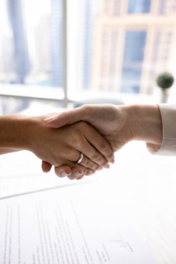 Başarılı bir anlaşma. İki iş adamı ya da iş adamı ve müvekkil kağıt sözleşmesi imzaladıktan sonra el sıkışıyorlar. Satılmış gayrimenkul kredisi konsepti.