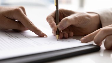 Anlaşmayı onaylıyorum. Kadın avukat danışman emlakçı elle kontrat imzalamak için müşteri yerini göster. Anlaşmayı imzayla tamamlamak için. Hizmet malları sigorta konsepti satmak