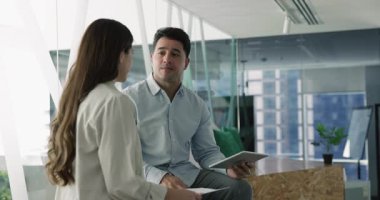 Birkaç iş arkadaşı toplantı odasında konuşuyor, birlikte çalışma lobisinde bankta oturuyorlar, dijital tablet tutuyorlar, iş durumunu tartışıyorlar, şirkette kariyer yapıyorlar, çevrimiçi ürünler, ağ kuruyorlar.