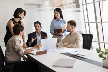 Modern konferans odasında grup toplantılarında orta yaşlı Hintli erkek patronları dinleyen çok ırklı çalışanlar, stratejik planı tartışan ekip üyeleri, raporları analiz eden veya proje fikirlerini araştıran