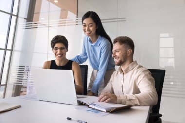 Çeşitli çalışanların birlikte çalışması, proje için finansal hesap tablolarını veya bütçeleri incelemesi, rapor, araştırma, yeni iş yapay zekası araçları veya yazılım uygulaması hakkında tartışması