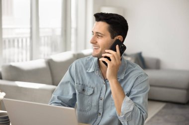 Çoklu görev profesyoneli. Meşgul erkek serbest girişimci serbest pazarlamacı. Uzak bir iş ile meşgul. Müşteri sırasını tartışın.