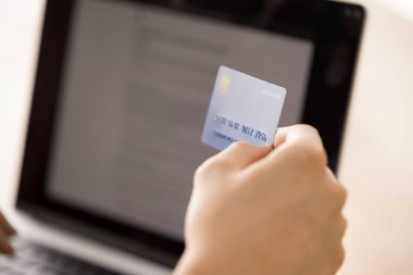 Defter ekranından önce vurulan müşterinin kredi kartını kapat. Alış veriş çevrimiçi dijital ödeme güvenlik mobil bankası abonelik hizmetleri için ödeme finansal işlem kavramı