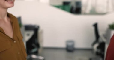 Yapboz parçalarını birleştiren, takım çalışmasını, birliği ve çeşitliliği sembolize eden iki kadın iş arkadaşının elleri. İş kadınları, ortaklar, arkadaşlar yaratıcı çözümler bulmak, proje çözmek