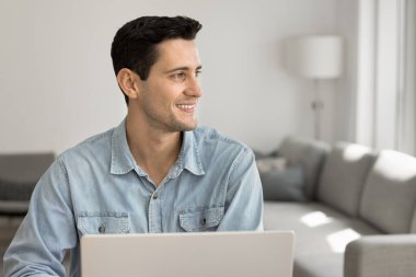 İlerlemeyi yansıtıyor. Mutlu, kendine güvenen, serbest çalışan genç adam dizüstü bilgisayara ara ara ara ara veriyor. Başarılı bir gülümsemeyle profesyonel başarısından gurur duyan, yaratıcı online işiyle gurur duyan bir gülümsemeyle yan yana bak.