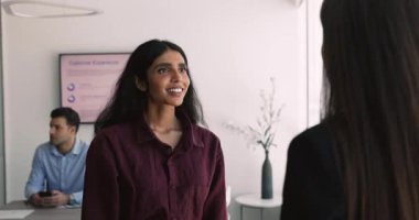 Mutlu, kendine güvenen, profesyonel bir kadın, minnettar bayan meslektaşıyla tokalaşıyor, danışmana teşekkür ediyor, iş danışmanlığı, destek, kapanış anlaşması, ortakla anlaşma yapıyor.