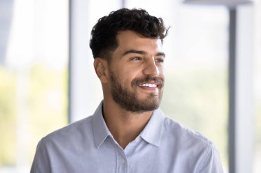 Başarmayı dört gözle bekliyorum. Yakın çekim portresi yakışıklı sakallı genç iş adamı gülümseyerek yana bak mutluluğu hisset profesyonel mücadeleye hevesle hazır ol