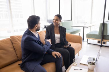 Yardımın için sağ ol. Resmi takım elbiseli tatmin olmuş genç işadamı koltuğa oturup, gülümseyen kadın danışman avukatın elini sıkar.