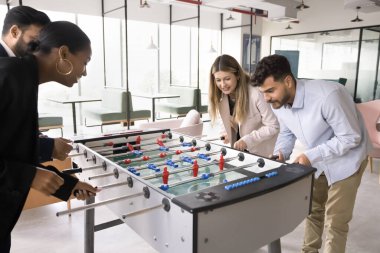 Günlük ofis eğlencesi. Coşkulu, çoklu etnik çeşitliliğe sahip iş arkadaşları arkadaşça yarışmaya katılıyor. Takımlara bölünmüş langırt oyunu oynuyorlar. Eğlenceli takım oluşturma etkinliğinin keyfini çıkarıyorlar.