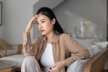 Evdeki koltukta oturan, zor sorunlarla boğuşan ya da kişisel sorunlara çözüm bulmaya çalışan, hayal kırıklığına uğramış ya da kötü haberler alan genç, hayal kırıklığına uğramış bir kadın.